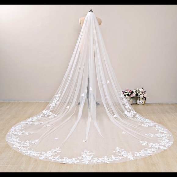 Accessories - Lace wedding veil flower appliqué chapel length